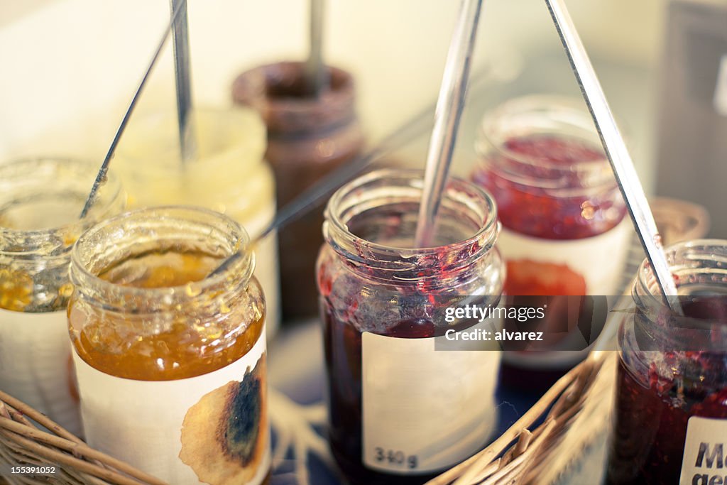 Jam Krüge in einem Korb