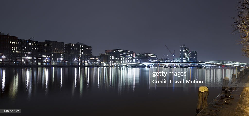 Amsterdam Java-eiland et Jan Schaeferbrug skyline de nuit, vue panoramique