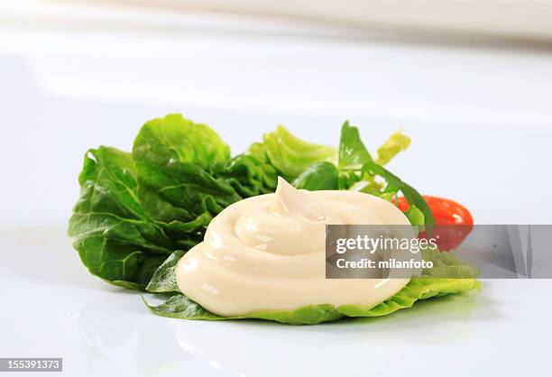 blatt von salat mit tomaten und mayonnaise - mayonnaise stock-fotos und bilder