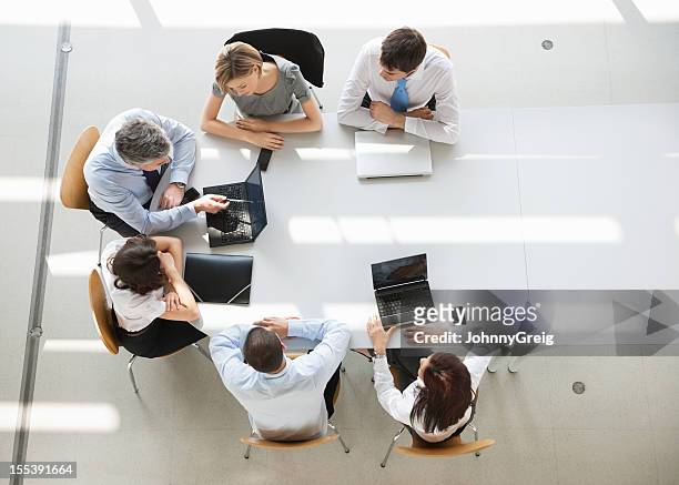 vue aérienne de gens d'affaires lors d'une réunion - overhead view photos et images de collection