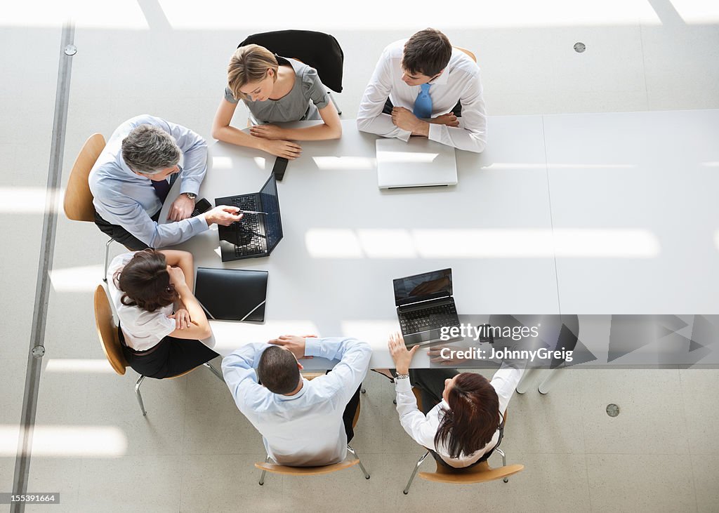 Vista de cima de pessoas de negócios em uma reunião
