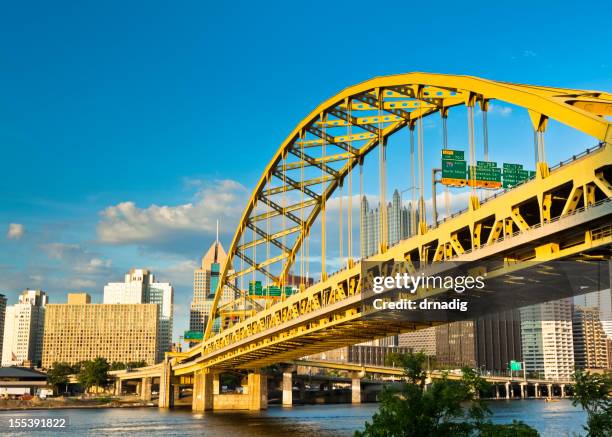 pittsburgh s fort-pitt-brücke in die strahlen der sonne - fort pitt brücke stock-fotos und bilder
