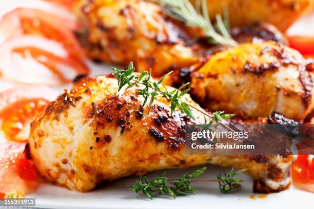 brathähnchen beine und rosmarin - hühnchenunterschenkel stock-fotos und bilder