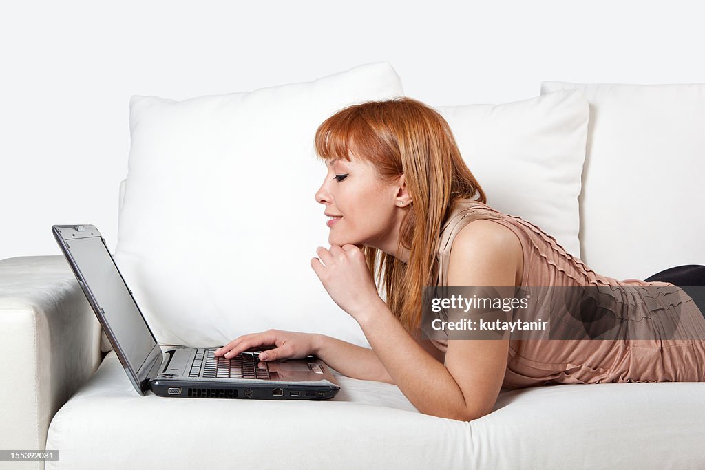 Mulher com computador portátil