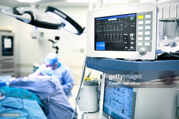 salle d'opération écrans - équipement médical photos et images de collection