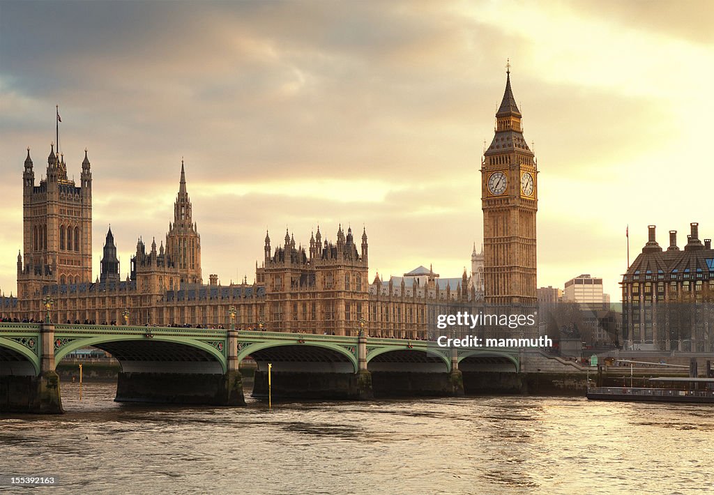 Big Ben und Parlament bei Sonnenuntergang in London