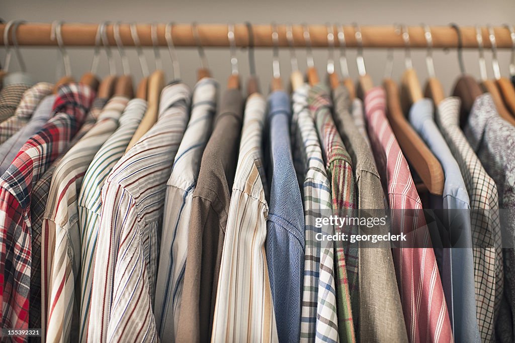 Shirts in Kleiderbügel