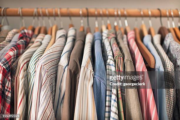 shirts in kleiderbügel - menswear stock-fotos und bilder