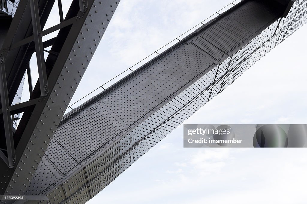 Vista de ángulo bajo de haz amplio de hierro en puente, espacio de copia