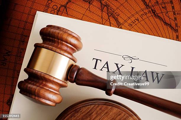 brown martelletto del moderatore su un bianco legislazione fiscale documento - modulo per la dichiarazione dei redditi foto e immagini stock