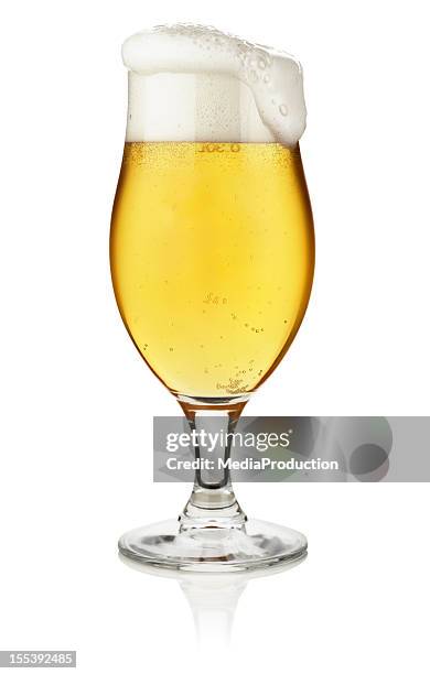 glas bier, isoliert auf weiss mit clipping path - bierschaum stock-fotos und bilder
