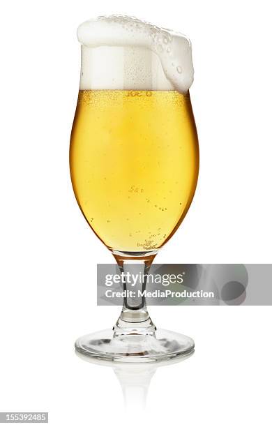 verre de bière isolé sur blanc avec un tracé de détourage - verre à bière photos et images de collection