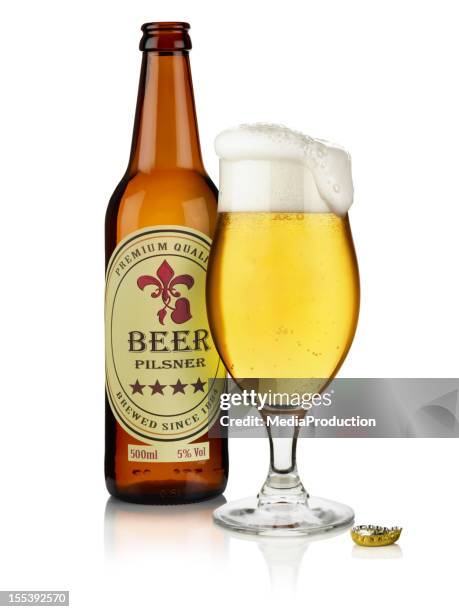 flasche bier mit individuellen label und glas - beer bottle stock-fotos und bilder