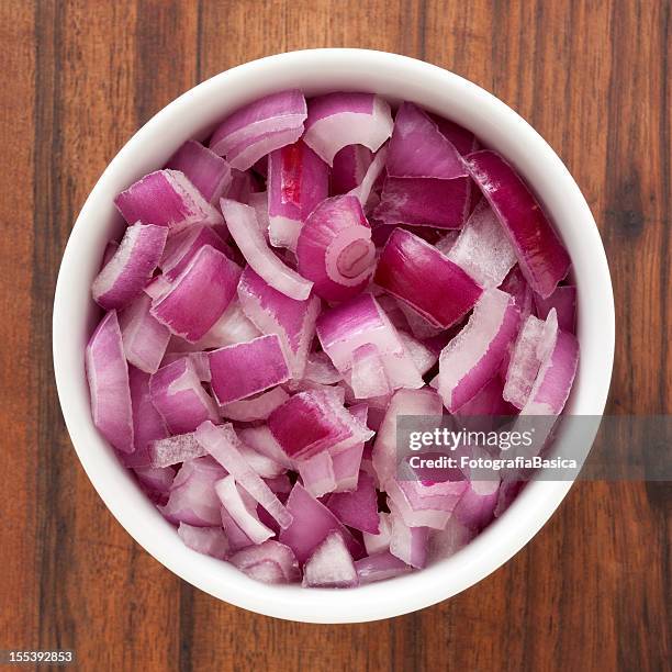 gewürfelte roten zwiebeln - red onion stock-fotos und bilder