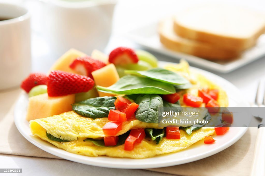 Frühstücksbüfett mit Omelett