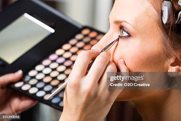aplicação de maquiagem - maquilhador imagens e fotografias de stock