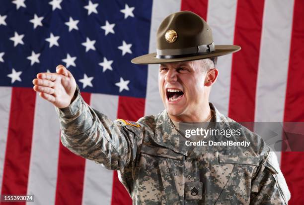 u s army drill sergeant giving instruction - sergeant stockfoto's en -beelden