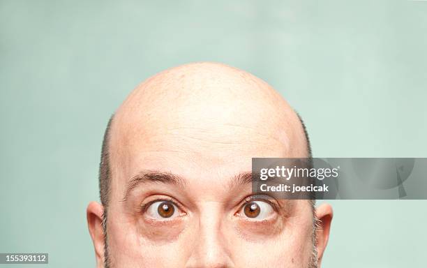 bald headed man - scheel kijken stockfoto's en -beelden