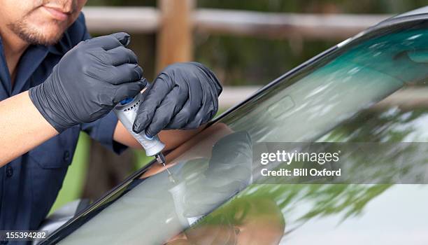 auto glass repair & replacement - reparatiewerkplaats stockfoto's en -beelden