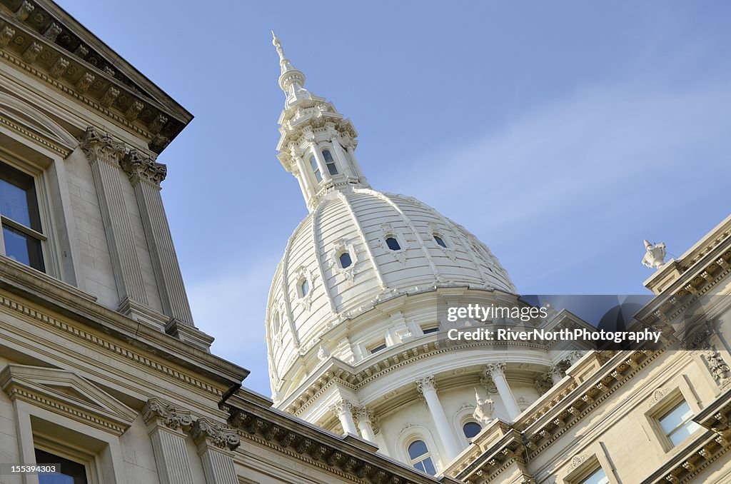 Vista de ángulo bajo de Lansing, Michigan, edificio del Capitolio cúpula sobre tejado