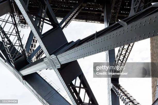 niedrigen winkel ansicht von stahl-struktur und holzbalken unter der brücke - balkengerüst stock-fotos und bilder