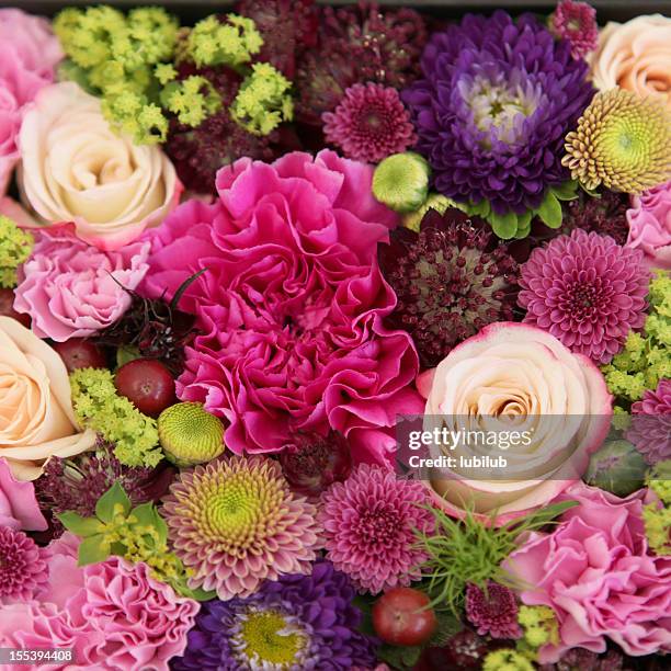 hermoso ramo de flores coloridas primer plano - arreglo floral fotografías e imágenes de stock