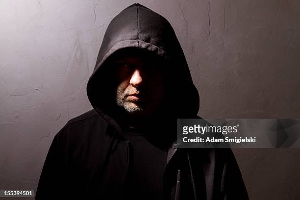 hooded man with hidden face - hooligan 個照片及圖片檔