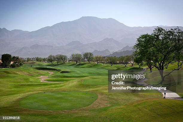 fairway auf einem luxus-golfplatz - la quinta california stock-fotos und bilder