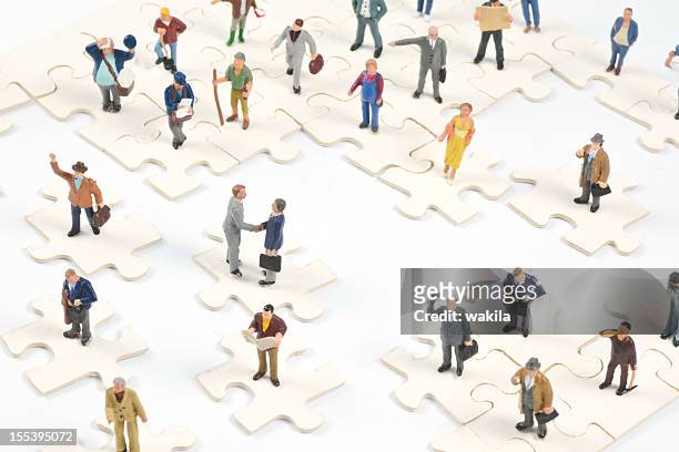 social media kleine leute auf puzzle stücke - figurines stock-fotos und bilder