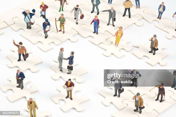 social media little people on puzzle pieces - beeldje stockfoto's en -beelden