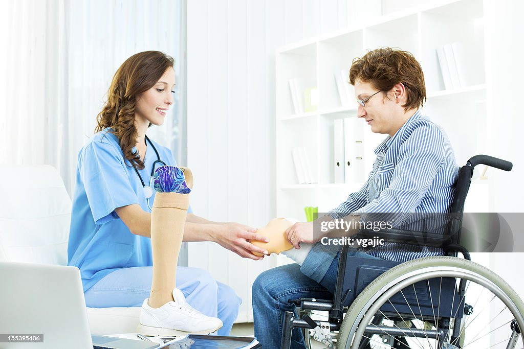 Behinderte Frau in Arzt-Büro.