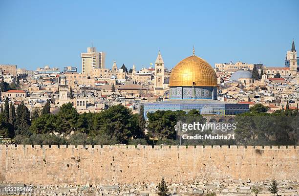 view of jerusalem skyline from mount of olives - jerusalem stockfoto's en -beelden