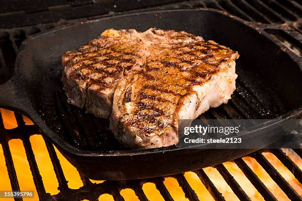 porterhouse steak - grill fire meat stockfoto's en -beelden