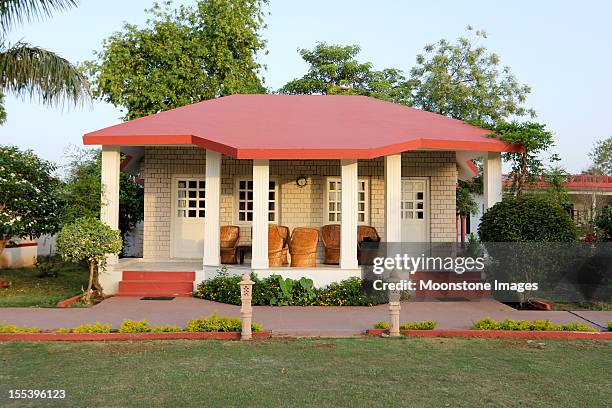 ranthambhore np in rajasthan, india - indian house stockfoto's en -beelden