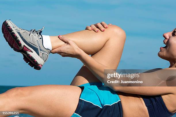 krampf in ihrem kalbsleder - female knee pain stock-fotos und bilder