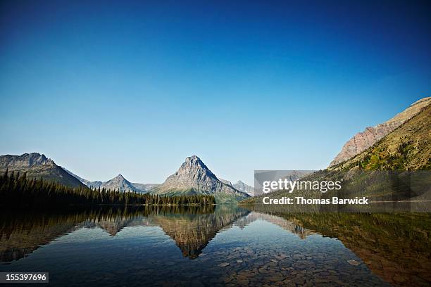 two medicine lake in glacier national park - two medicine lake montana stockfoto's en -beelden