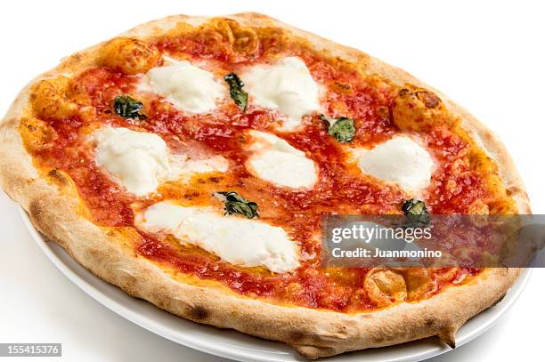 eine pizza margherita auf einem weißen hintergrund. - cheese pizza stock-fotos und bilder