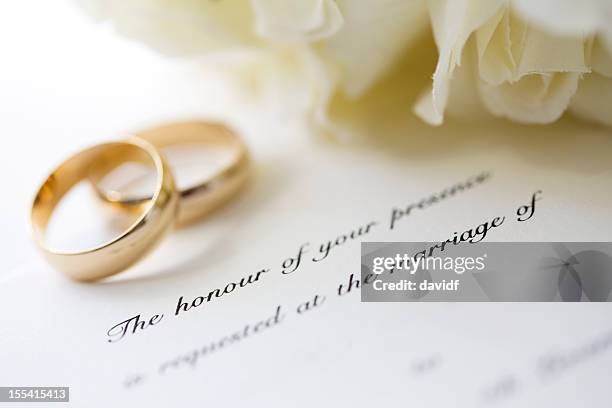 invitación de boda y anillos - wedding invitation fotografías e imágenes de stock