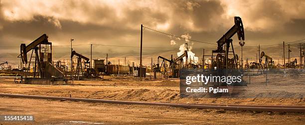 oil industry well pumps - california v texas stock pictures, royalty-free photos & images