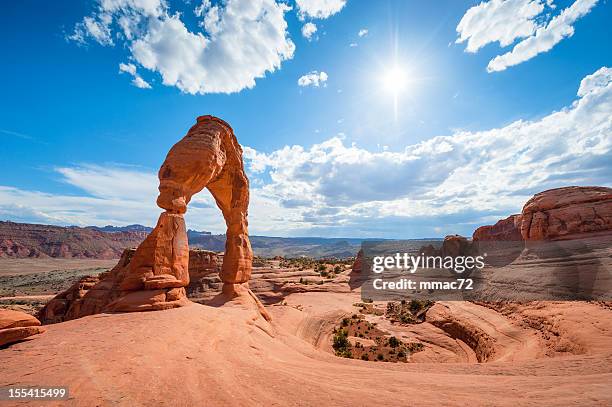 delicate arch, parque nacional de arches - arco natural imagens e fotografias de stock