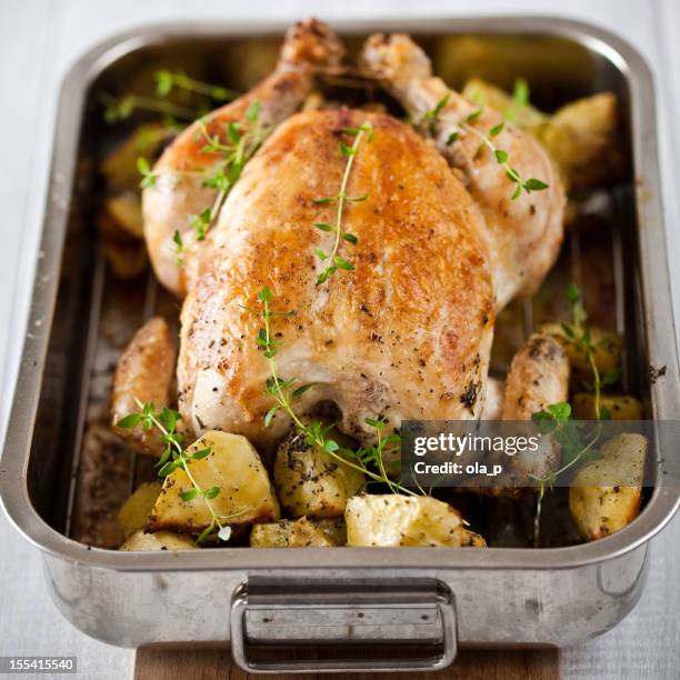 pollo asado con papas - pollo asado fotografías e imágenes de stock