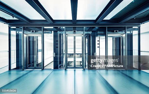 elevadores de negócios moderno hall - glass entrance imagens e fotografias de stock