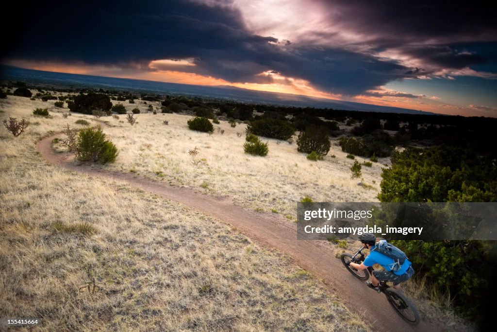 Andar de Bicicleta de montanha Céu dramático