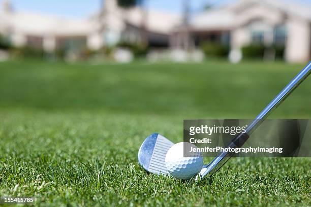 clube e bola de golfe no fairway - tiro curto imagens e fotografias de stock