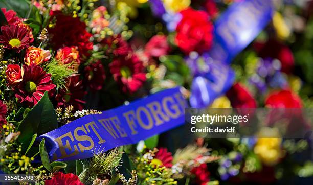 war memorial wreaths - lest we forget 個照片及圖片檔