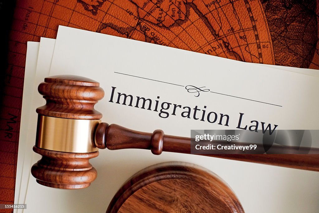 Judge's Richterhammer auf einer Einwanderungsrecht Papier