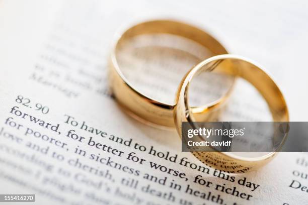 votos matrimoniales y anillos - promesas de matrimonio fotografías e imágenes de stock