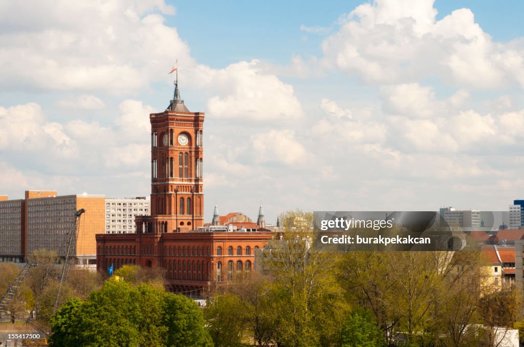 Das rote Rathaus in Berlin, Deutschland, Luftaufnahme