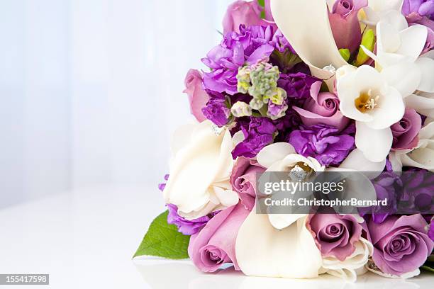 violets et blancs bouquet de la mariée - rosa violette parfumee photos et images de collection