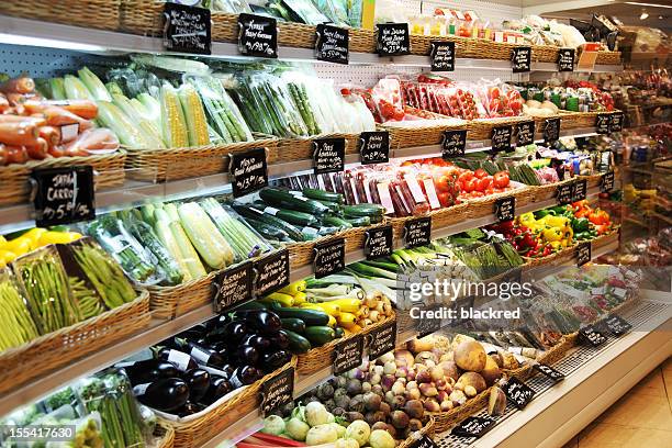 supermercado - pimiento verde fotografías e imágenes de stock